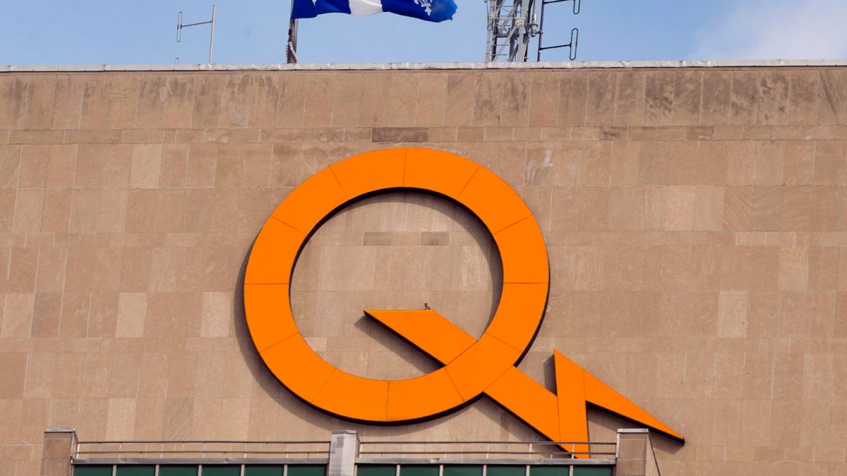 Le logo d'Hydo-Québec sur un édifice. 