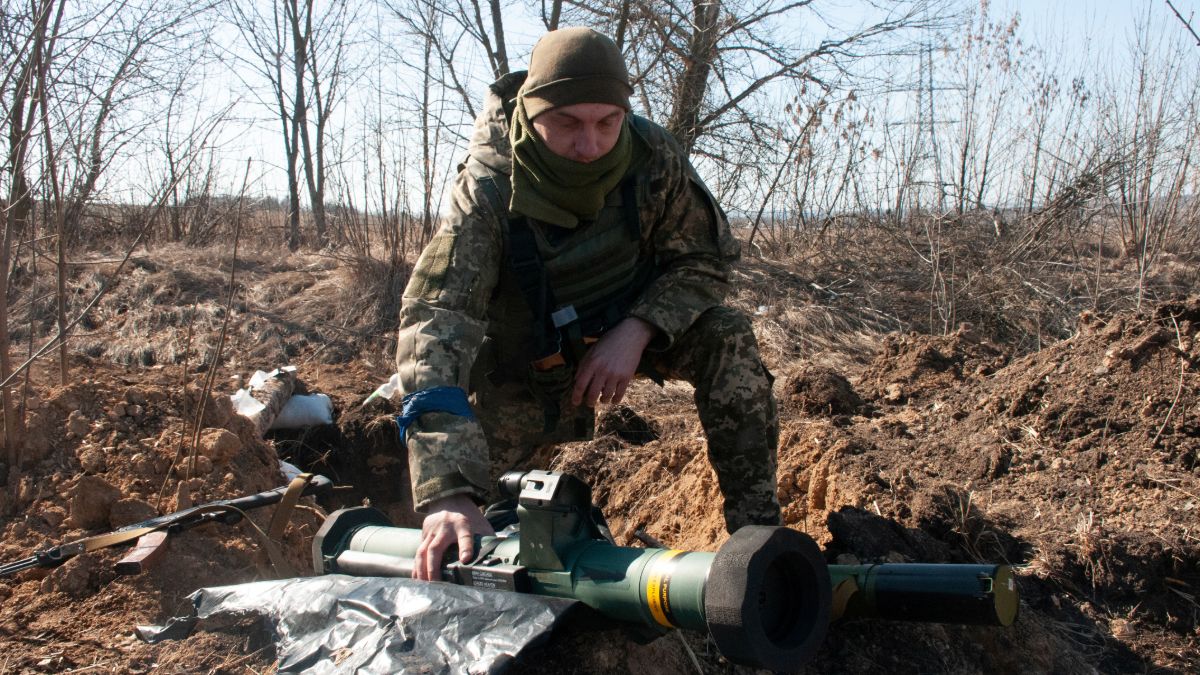 Un soldat ukrainien défendant sa position près de la ville de Kharkiv, le 23 mars.