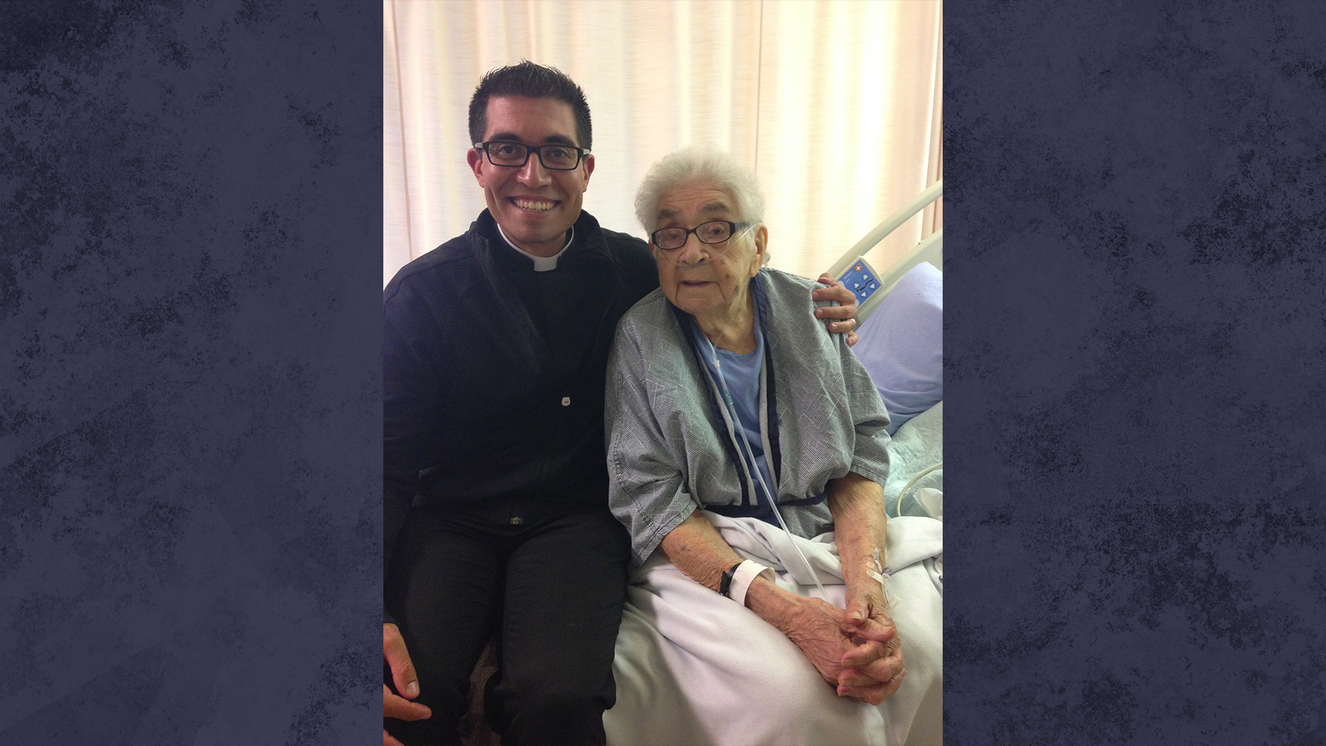 Cristino Bouvette, un prêtre autochtone, en compagnie de sa grand-mère, Amelia Mae Bouvette.