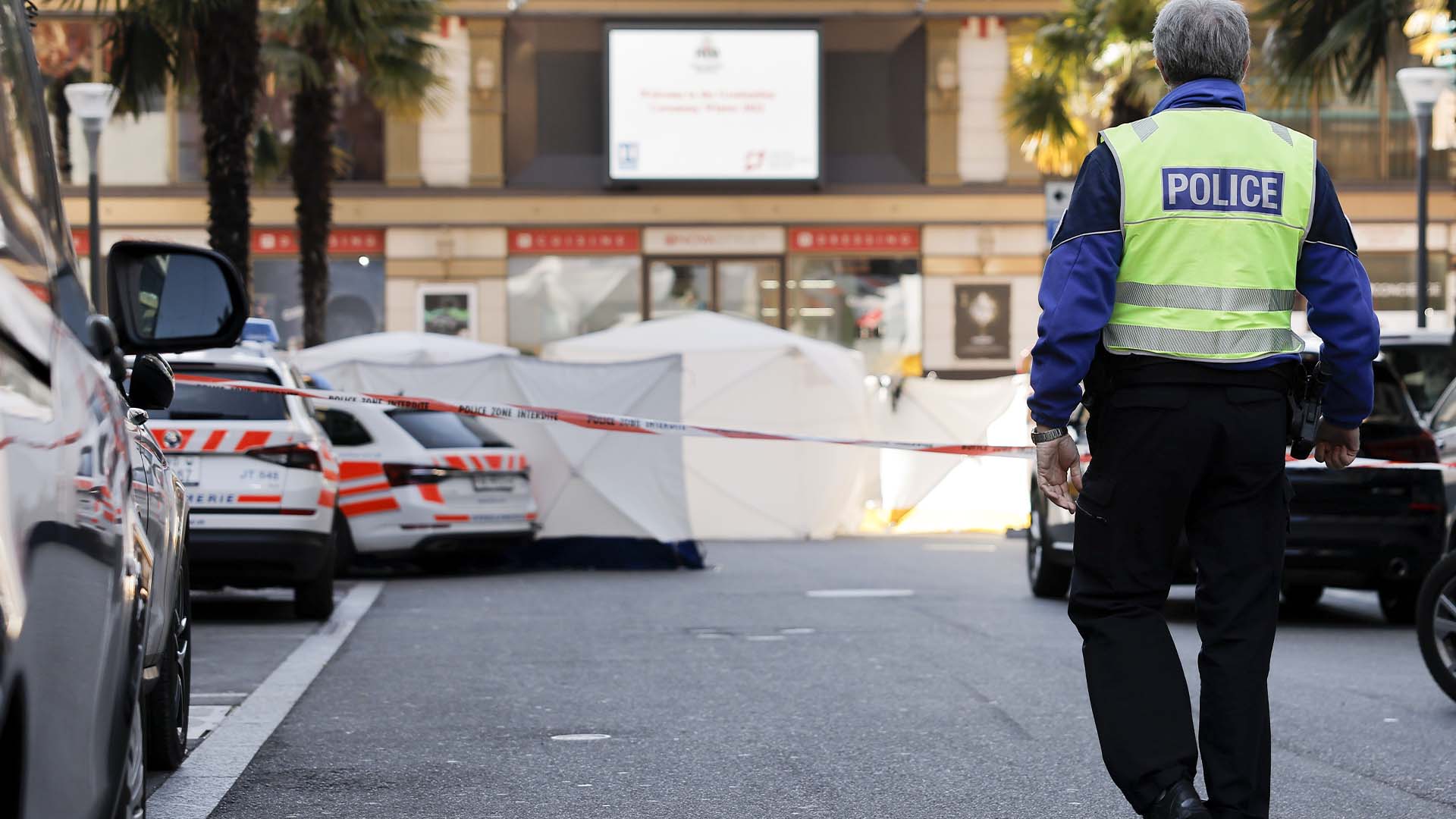Quatre personnes ont été retrouvées mortes au pied d'un immeuble à Montreux, une cinquième personne hospitalisée dans un état grave.