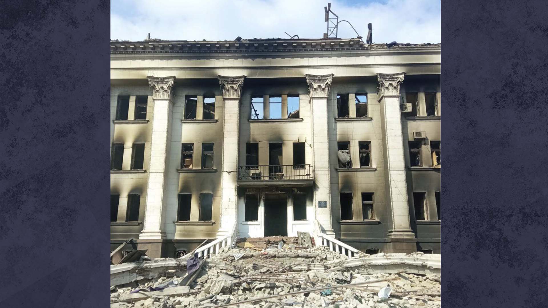 Cette image mise à disposition par le bataillon Azov, montre le théâtre dramatique, endommagé après un bombardement, à Marioupol, en Ukraine, le jeudi 17 mars 2022. 