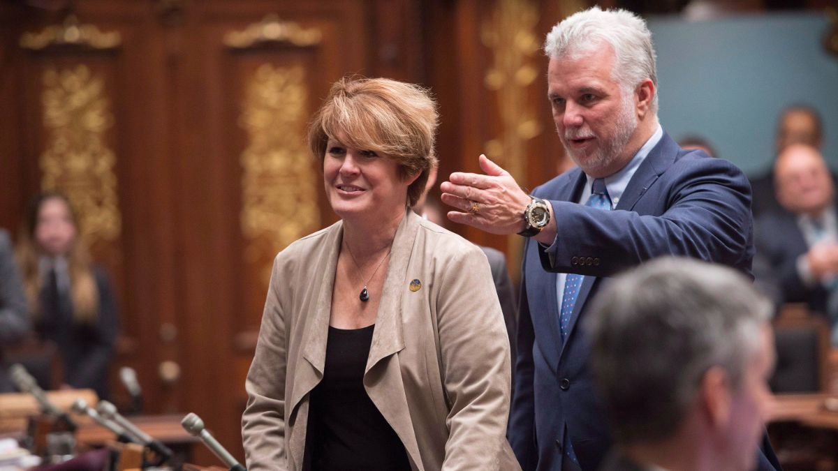 La députée Monique Sauve entre à l'Assemblée législative avec Philippe Couillard, après avoir été assermentée, en novembre 2015. 