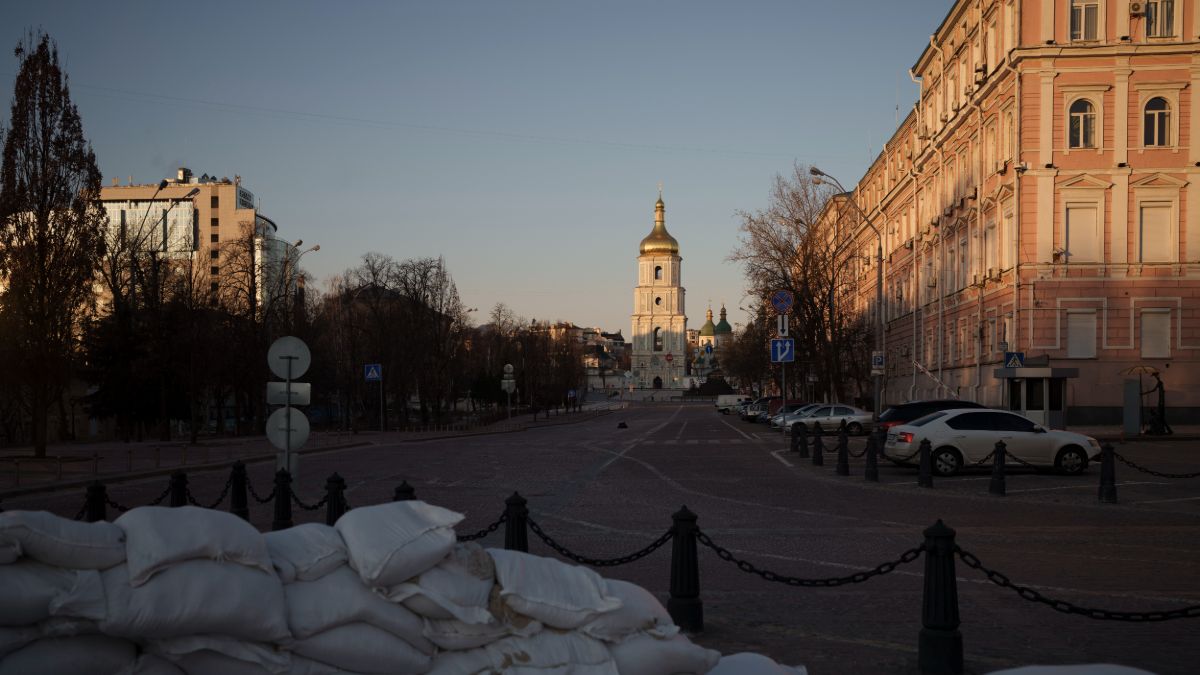 Des barricades sont visibles dans une rue déserte pendant le couvre-feu dans le centre de Kiev, en Ukraine, vendredi.