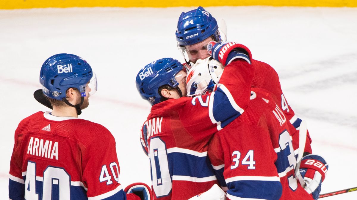 Le gardien de but des Canadiens de Montréal, Jake Allen (34), est embrassé par ses coéquipiers après avoir battu les Maple Leafs de Toronto lors d'un match de hockey de la LNH à Montréal.