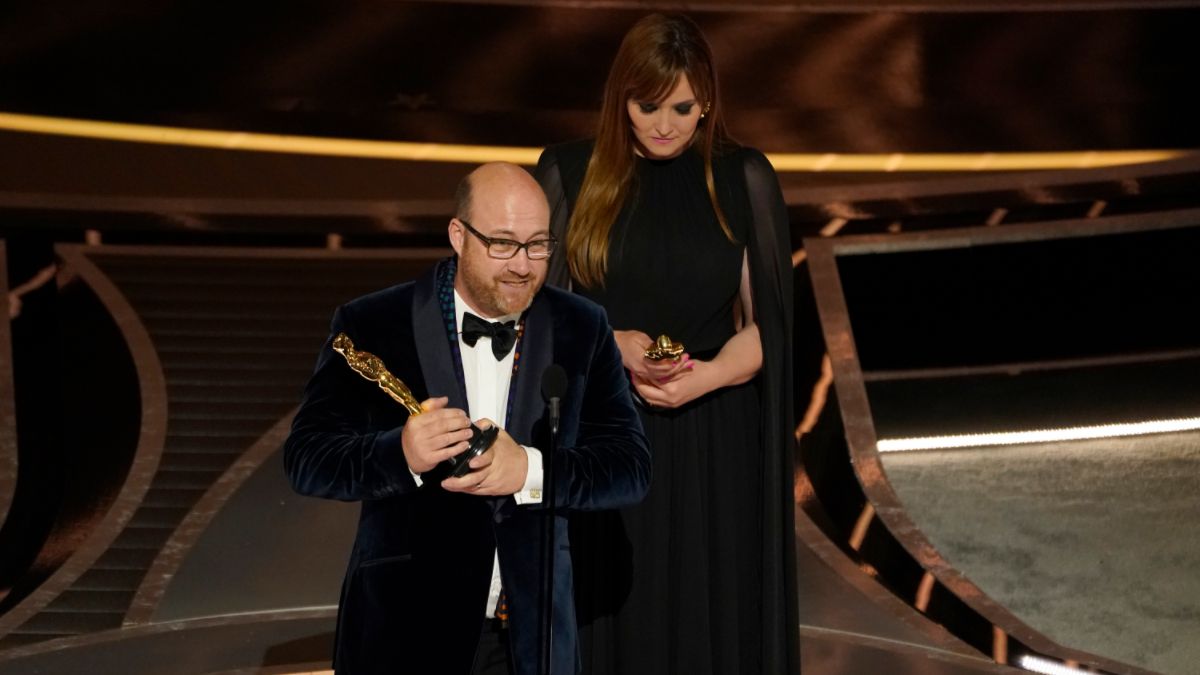 Patrice Vermette (à gauche) et Zsuzsanna Sipos, la statuette d'or à la main pour la meilleure direction artistique sur le film Dune.
