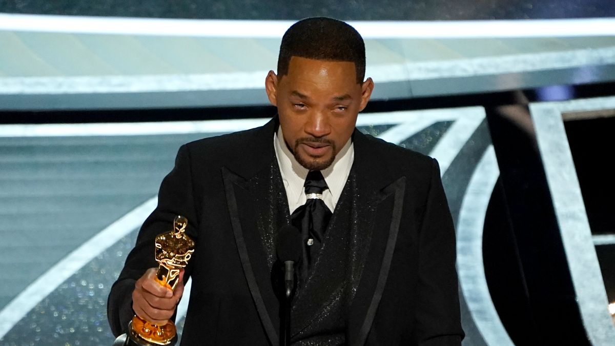 Will Smith accepte le prix du meilleur acteur lors de la cérémonie des Oscars, dimanche.