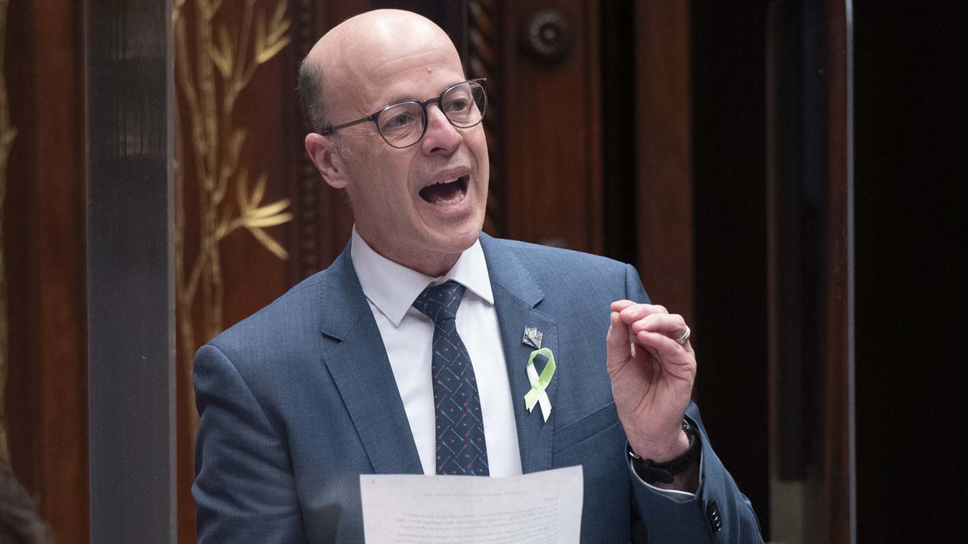 Joël Arseneau, interroge le gouvernement lors de la période des questions le mardi 15 février 2022 à l'Assemblée législative de Québec.