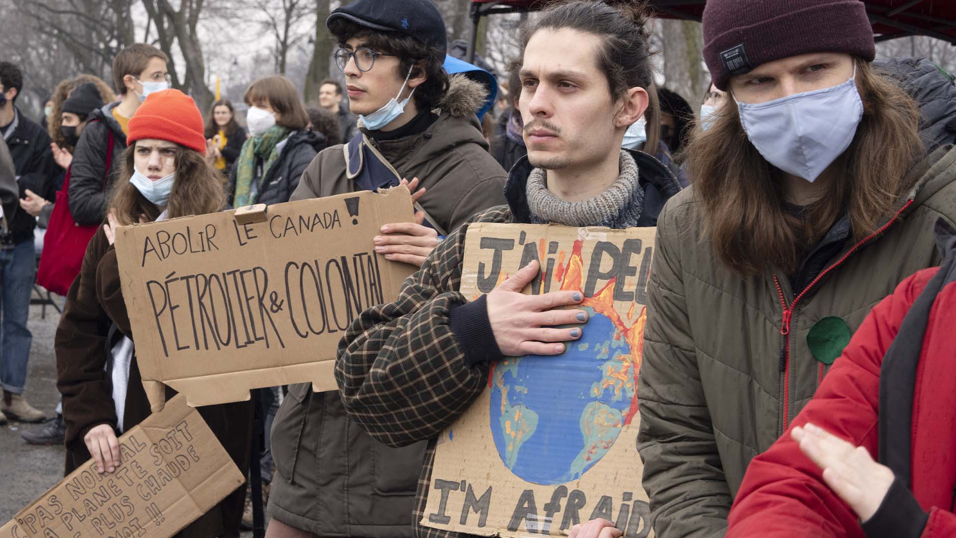 Des gens participent à une manifestation contre les changements climatiques à Montréal, le vendredi 25 mars 2022.