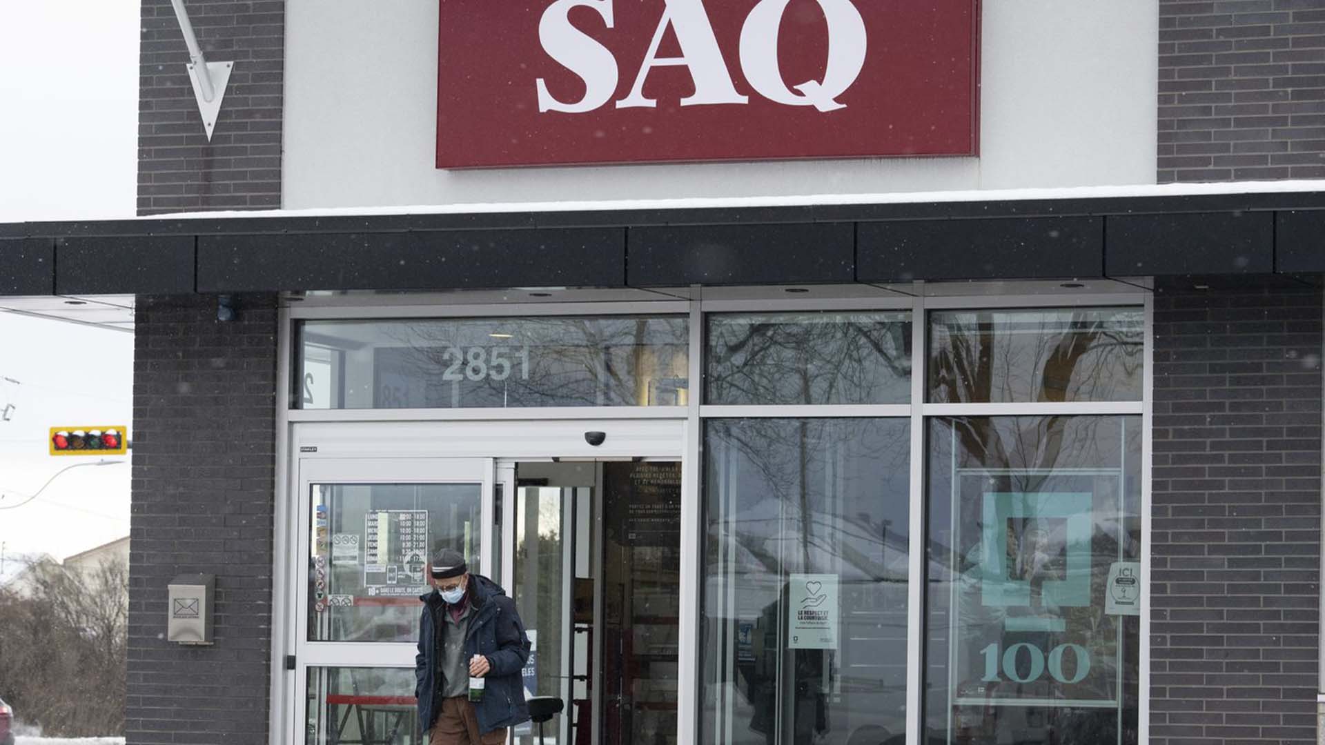 Un client quitte une succursale de la SAQ le jeudi 6 janvier 2022 à Deux-Montagnes, au Québec.