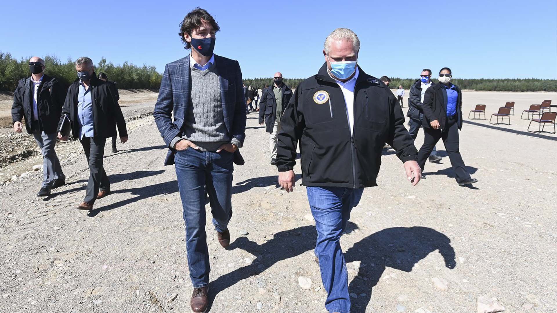Le premier ministre Justin Trudeau, à gauche, s'entretient avec le premier ministre de l'Ontario, Doug Ford, après avoir participé à un événement révolutionnaire sur un site minier à Gogama, en Ontario, le vendredi 11 septembre 2020.