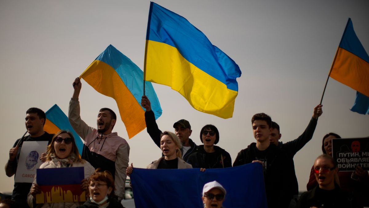 Des personnes crient des slogans lors d'une manifestation de pro-Ukraine contre l'invasion de l'Ukraine par la Russie, à Istanbul, en Turquie, mardi.