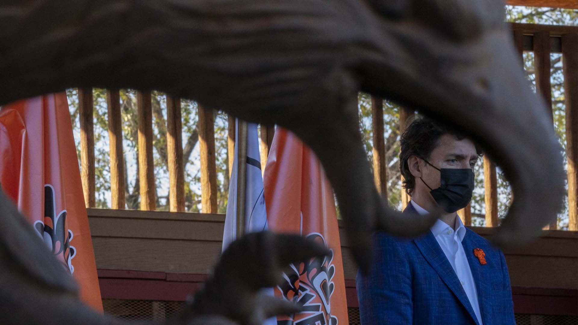 Le premier ministre Justin Trudeau est encadré par une statue d'aigle alors qu'il assiste à la Première Nation Tk'emlups te Secwepemc à Kamloops, en Colombie-Britannique, le lundi 18 octobre 2021.