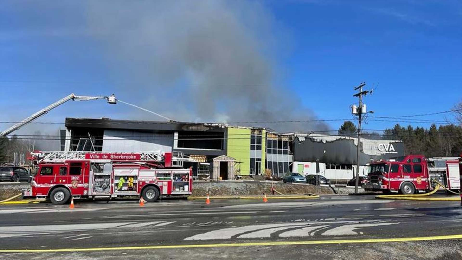 Le bâtiment du Centre de valorisation de l'aliment de l'Estrie quelques heures après l'explosion.