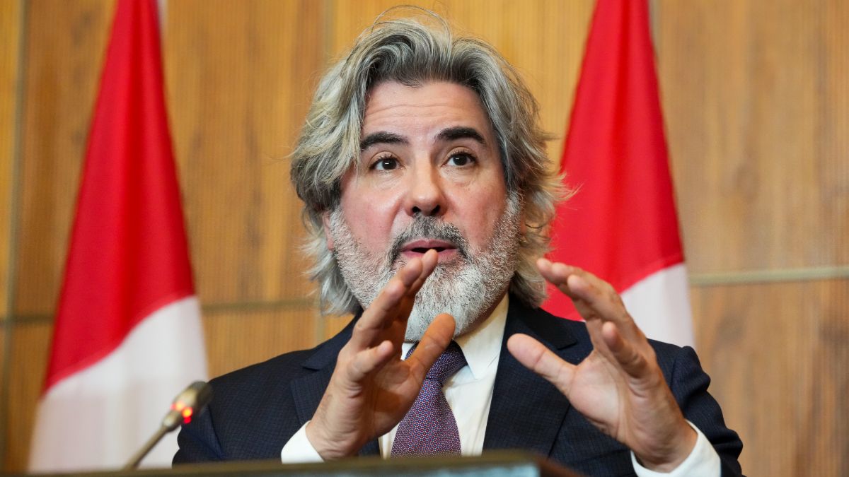 Le ministre du Patrimoine, Pablo Rodriguez, pendant une conférence de presse à Ottawa. 