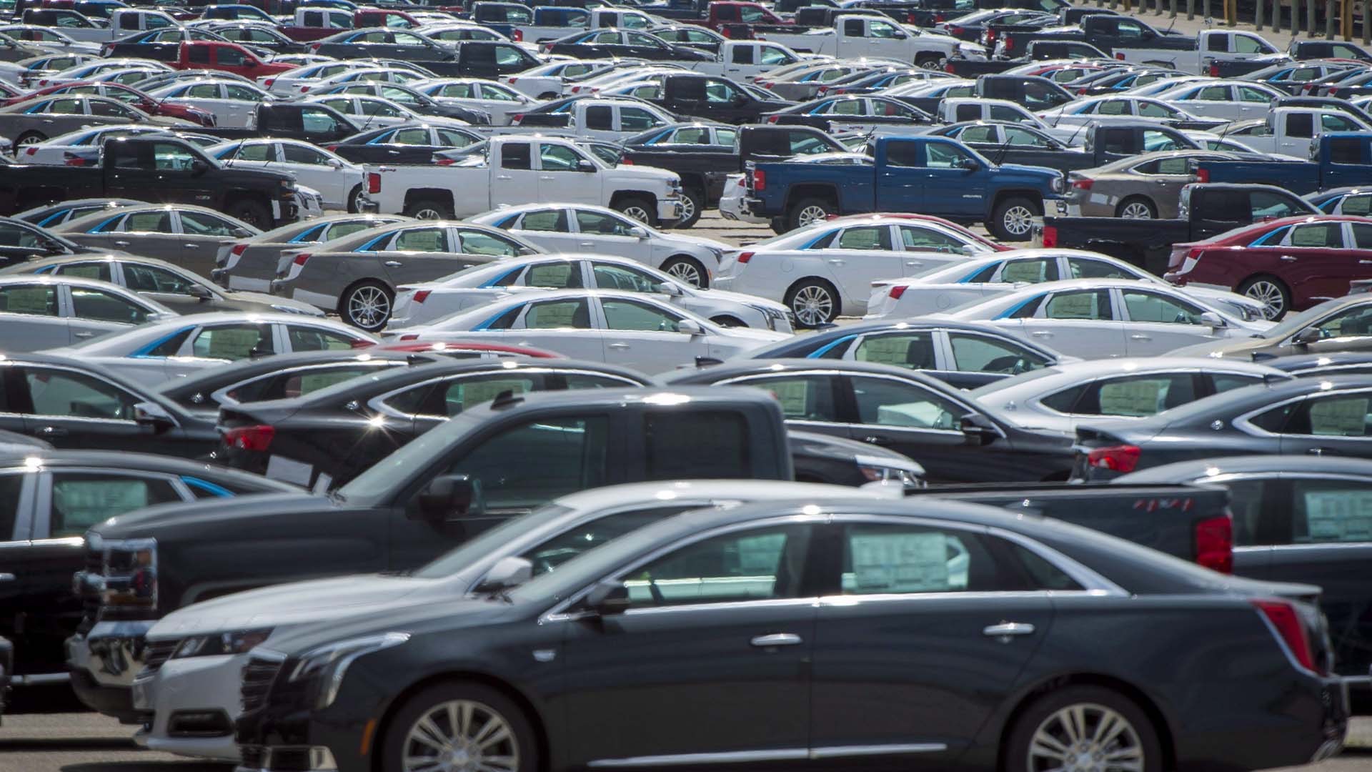 Des véhicules sont vus dans un stationnement à l'usine de montage General Motors d'Oshawa à Oshawa, en Ontario, le mercredi 20 juin 2018.