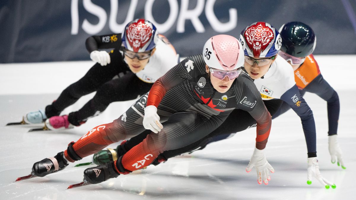 Liu Shaoang de Hongrie, à gauche, Pascal Dion du Canada, au centre, et Stijn Desmet de Belgique patinent pendant la finale du 1500 mètres aux Championnats du monde de patinage de vitesse sur courte piste de l'ISU à Montréal.
