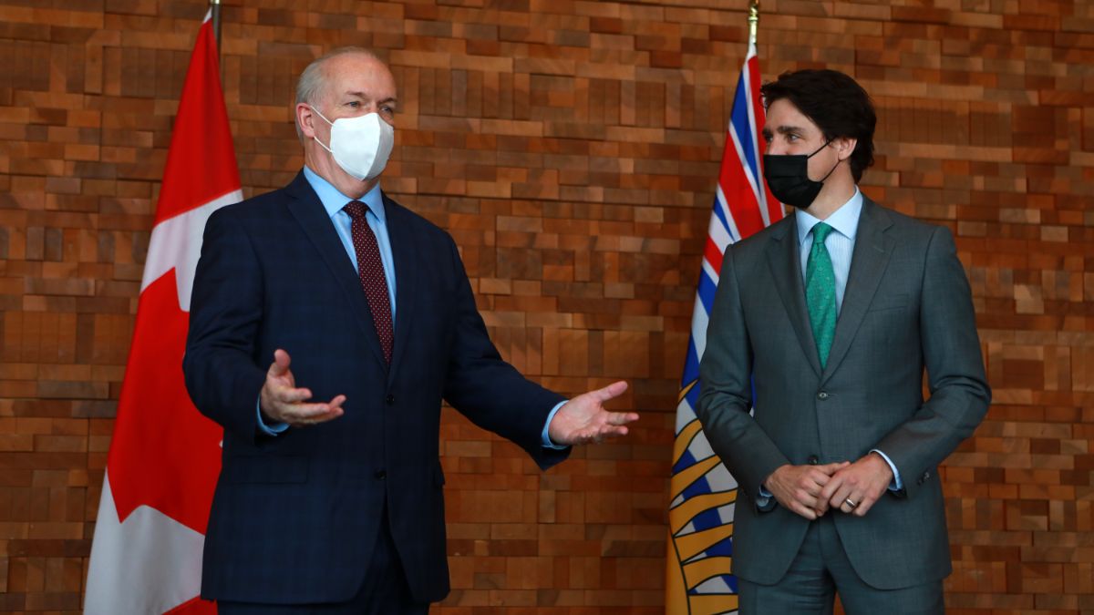 Le premier ministre de la Colombie-Britannique John Horgan (à gauche) et le premier ministre du Canada Justin Trudeau (à droite).