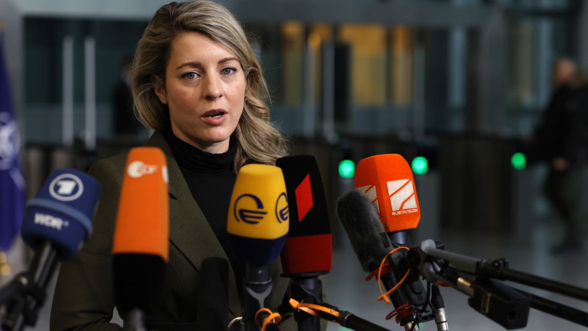 La ministre des Affaires étrangères Mélanie Joly s’adresse aux médias à Bruxelles avant une conférence de l’OTAN, le 7 avril.