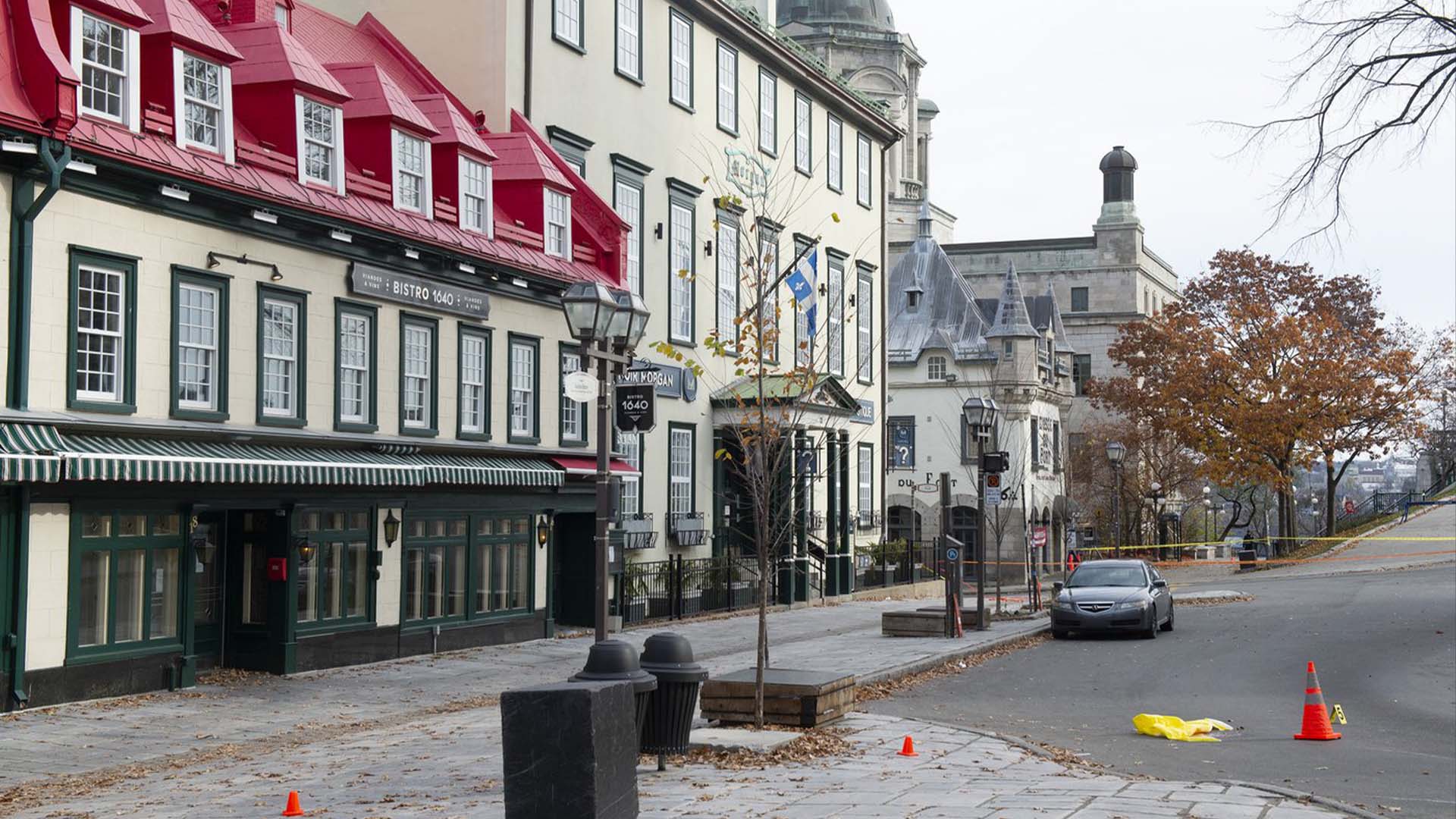 Les attaques du soir de l'Halloween 2020 dans le Vieux-Québec ont provoqué 25 scènes de crime, dans les environs de la colline parlementaire, du Vieux-Québec, particulièrement aux alentours du Château Frontenac et du Vieux-Port. 