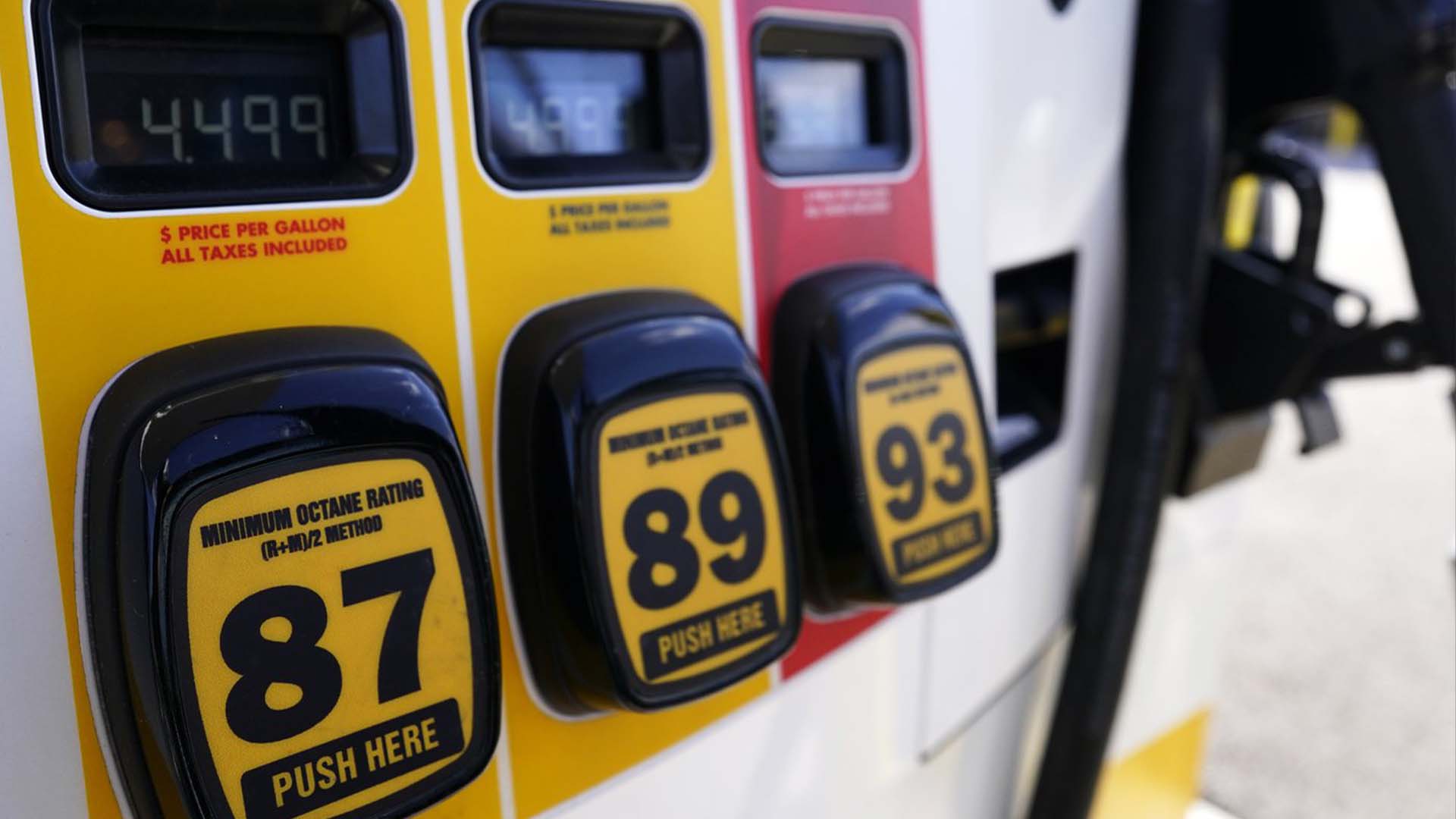 Les prix de l'essence sont affichés dans une station-service à Vernon Hills, dans l'Illinois, le vendredi 1er avril 2022.