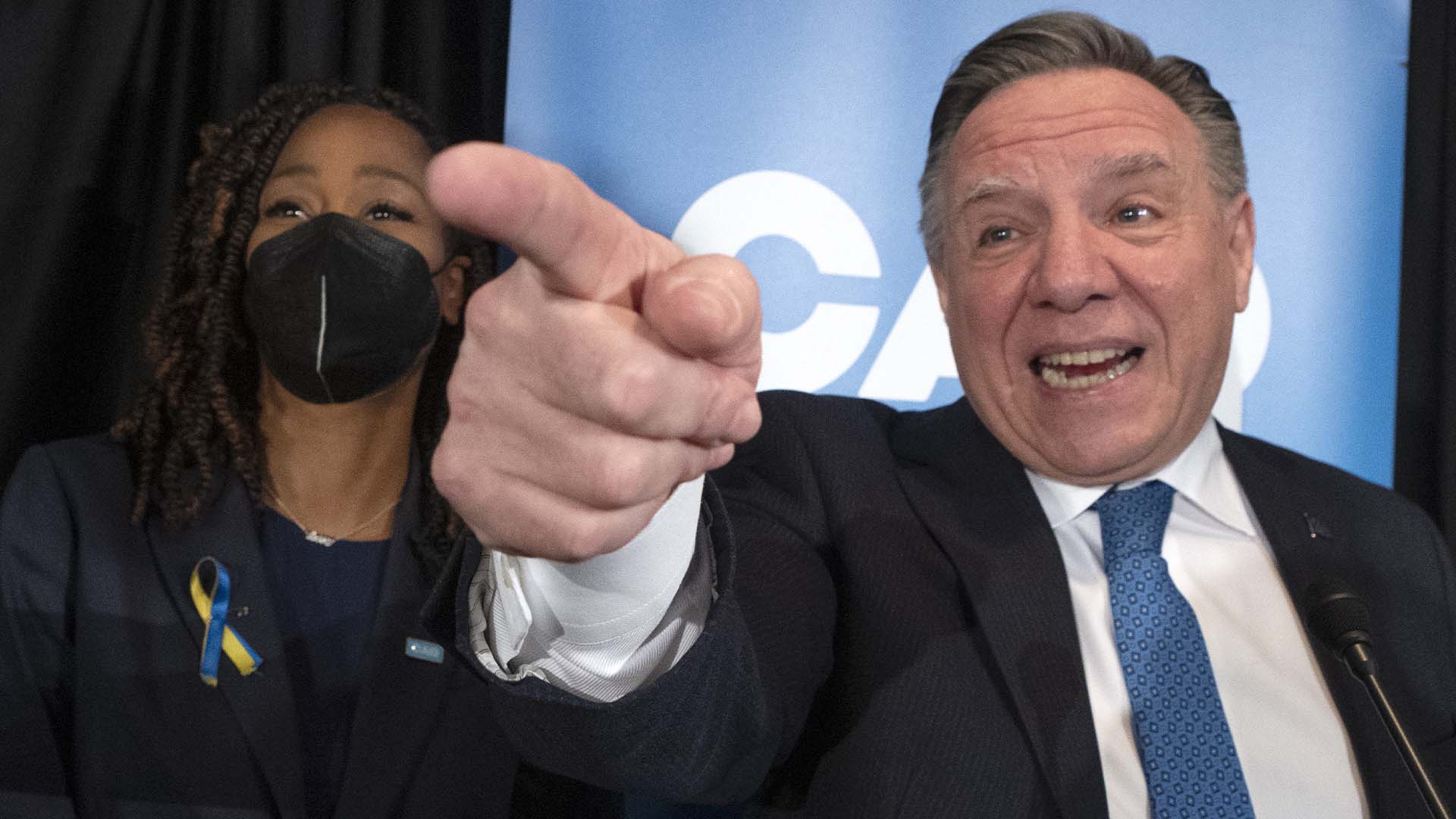 La candidate de la CAQ Shirley Dorismond célèbre avec le premier ministre du Québec François Legault après avoir remporté l'élection partielle de Marie-Victorin à Longueuil, au Québec, le lundi 11 avril 2022.