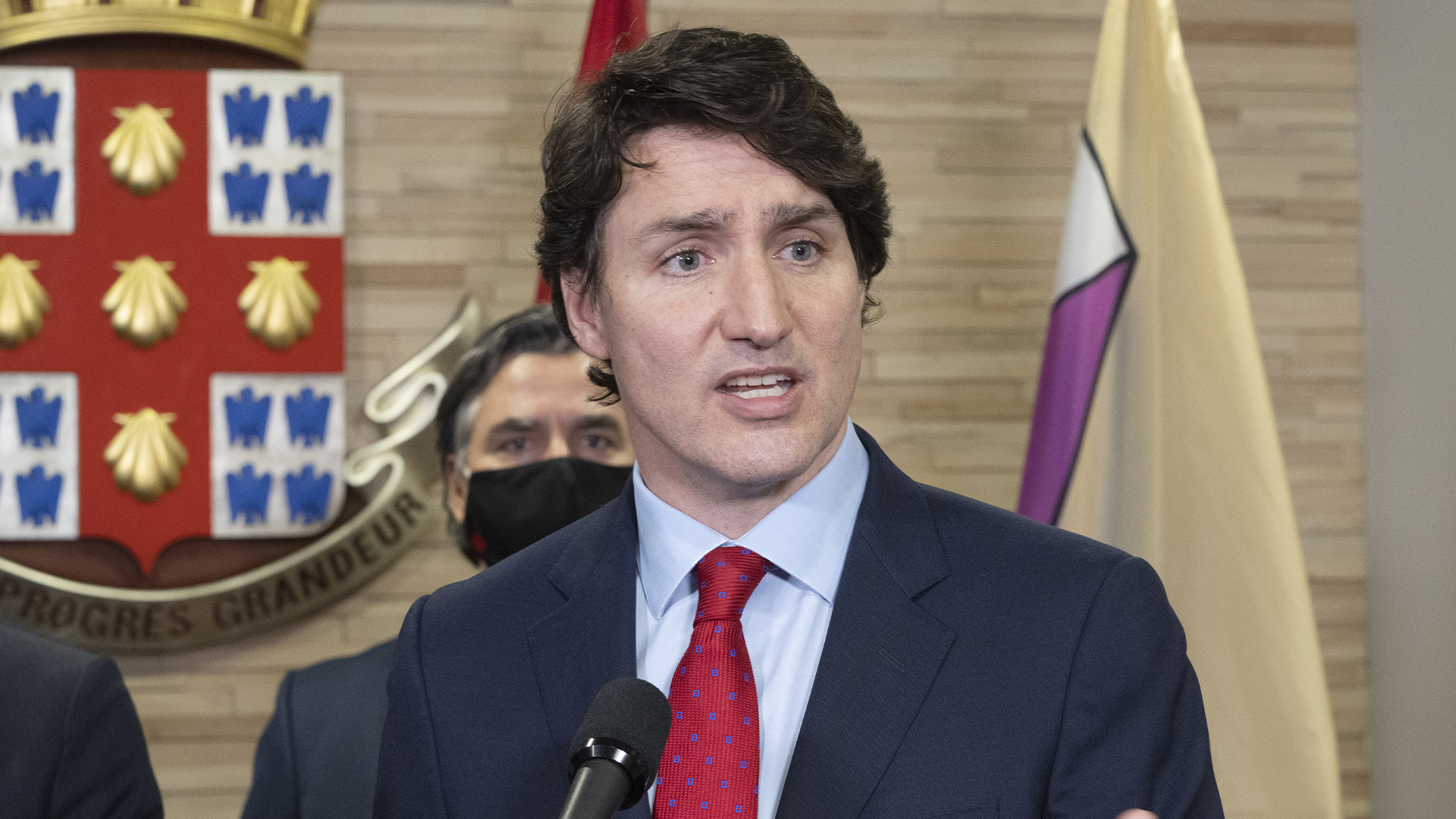 Le premier ministre Justin Trudeau tient un point de presse le 13 avril 2022 à Laval.