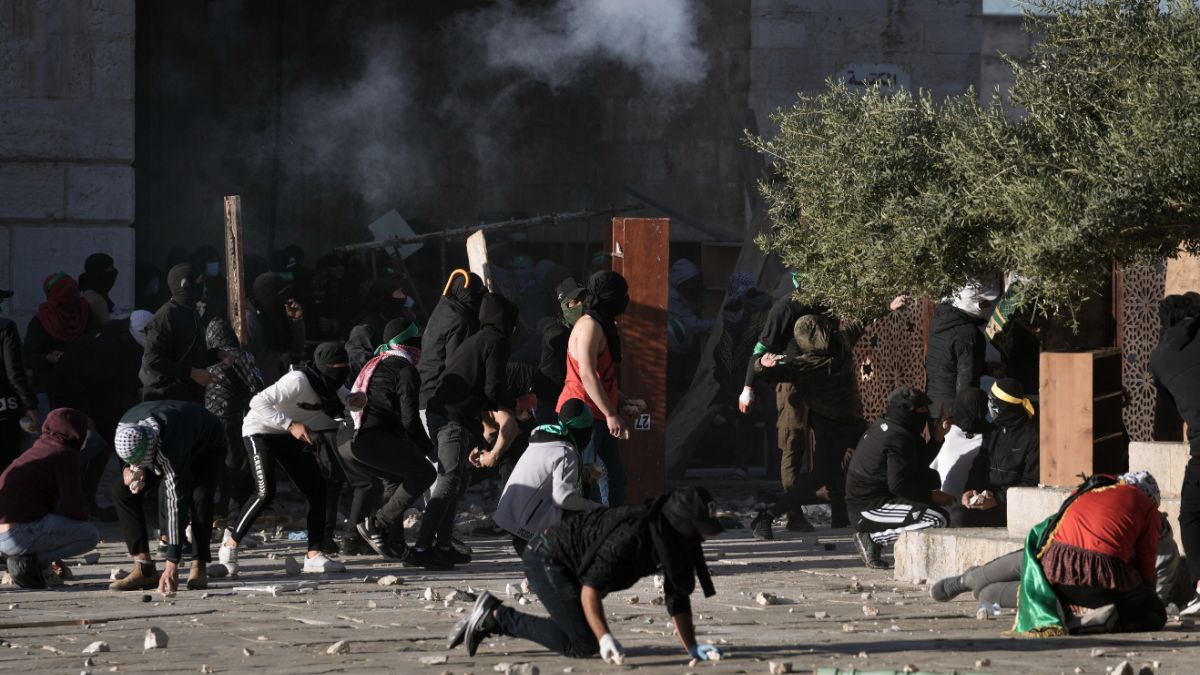 Des Palestiniens affrontent les forces de sécurité israéliennes dans l'enceinte de la mosquée Al Aqsa, à Jérusalem, le 15 avril 2022.