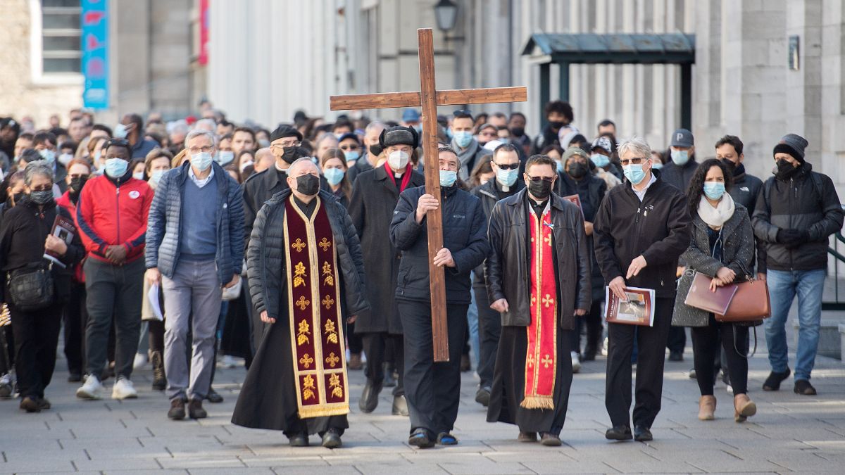 Des fidèles catholiques participent à une procession du chemin de croix le Vendredi saint, à Montréal.