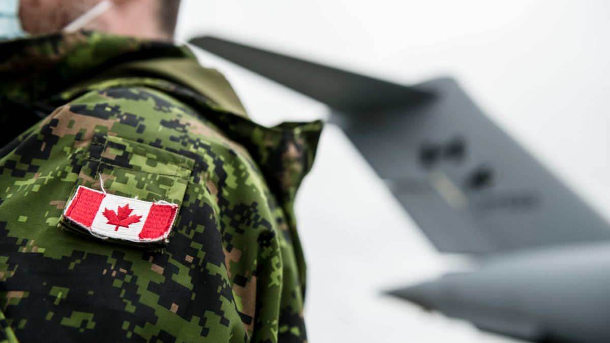 Un soldat des Forces canadiennes a la base de Trenton en Ontario, le 14 avril.