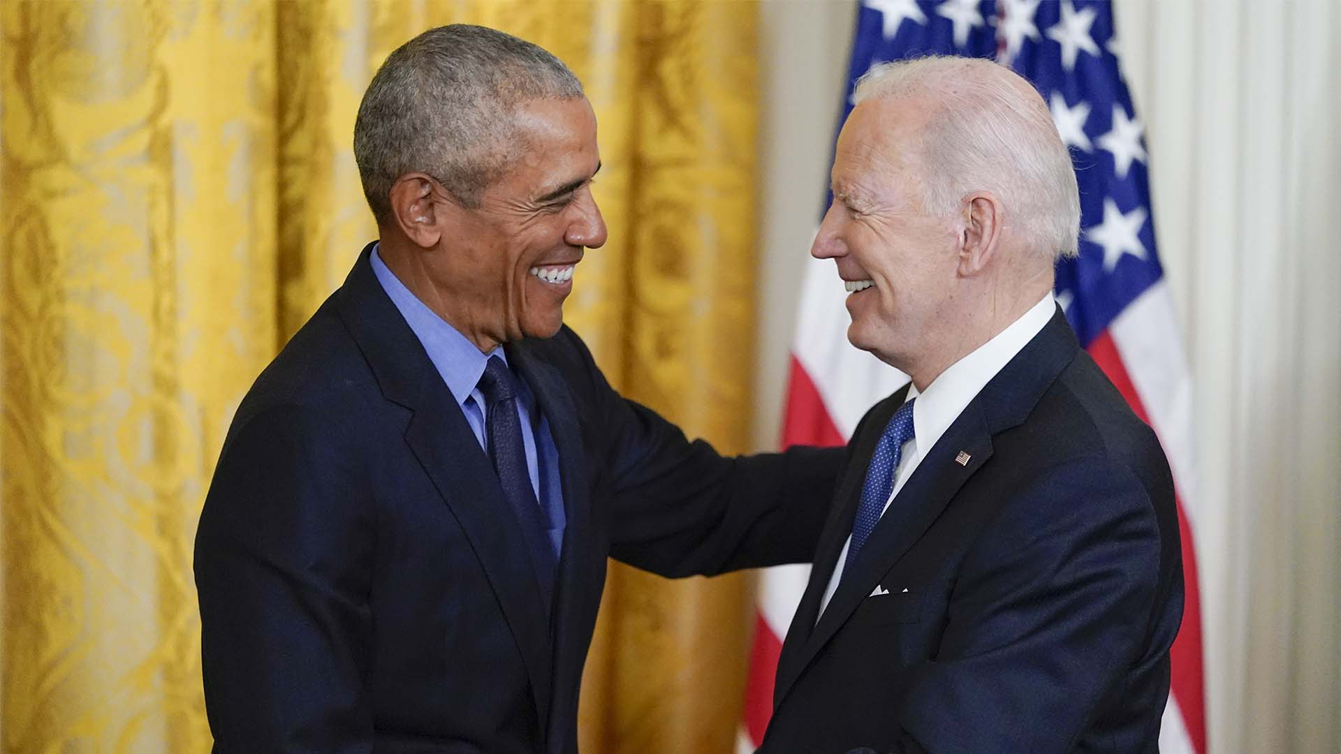 L'ancien président Barack Obama serre la main du président Joe Biden, le 5 avril 2022. 