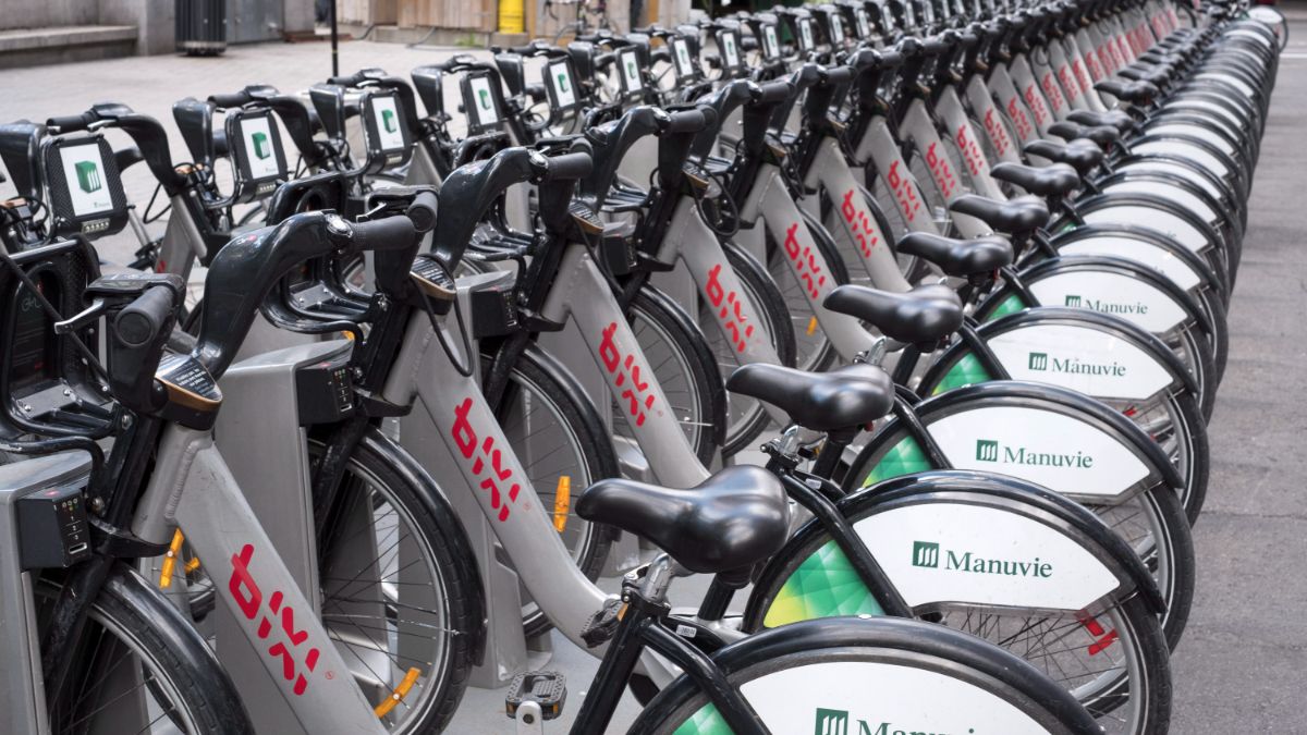 Des vélos BIXI sont disponibles à la location à Montréal. 