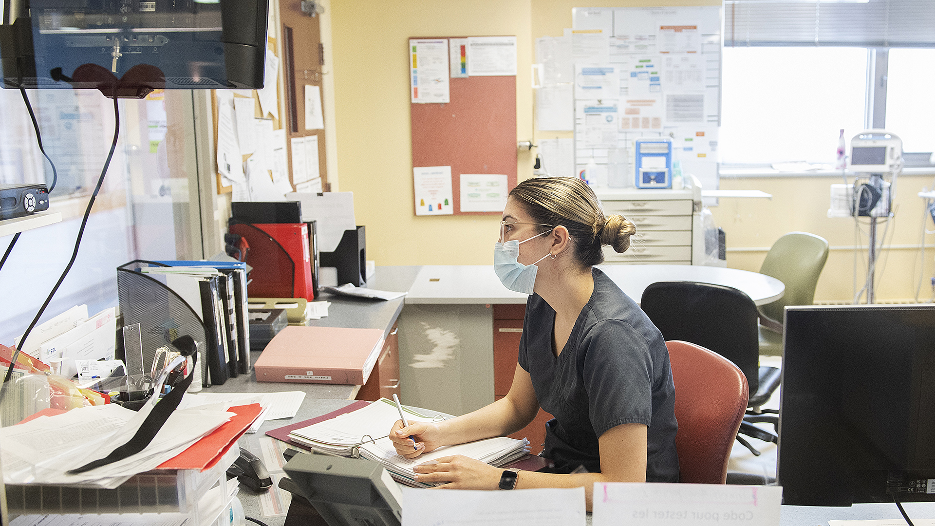 Une travailleuse de la santé en fonction dans un hôpital de Laval en 2021