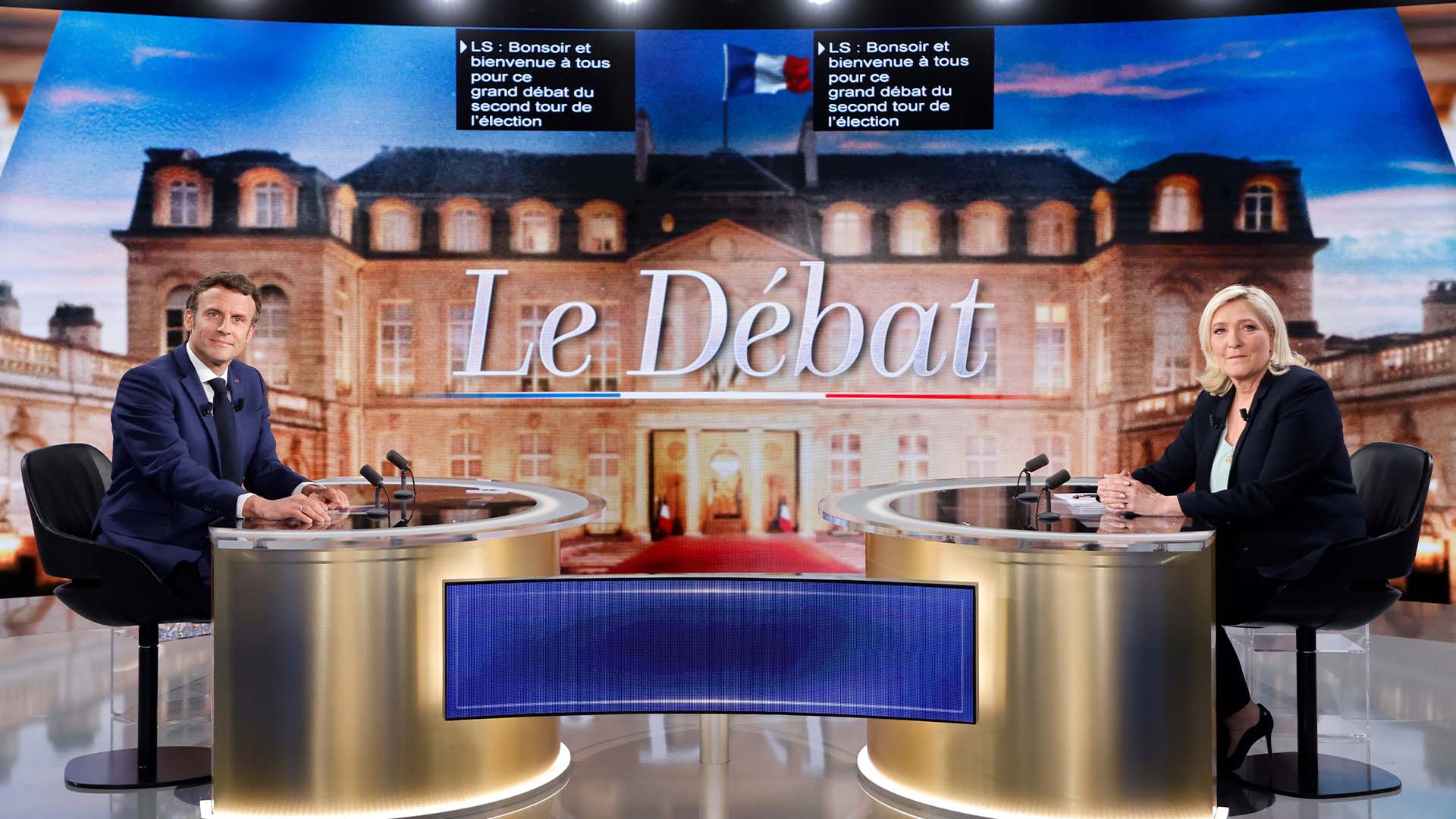 Le candidat centriste et président français Emmanuel Macron, de gauche, et la candidate d'extrême droite Marine Le Pen posent devant un débat télévisé à La Plaine-Saint-Denis, près de Paris, le mercredi 20 avril 2022. 