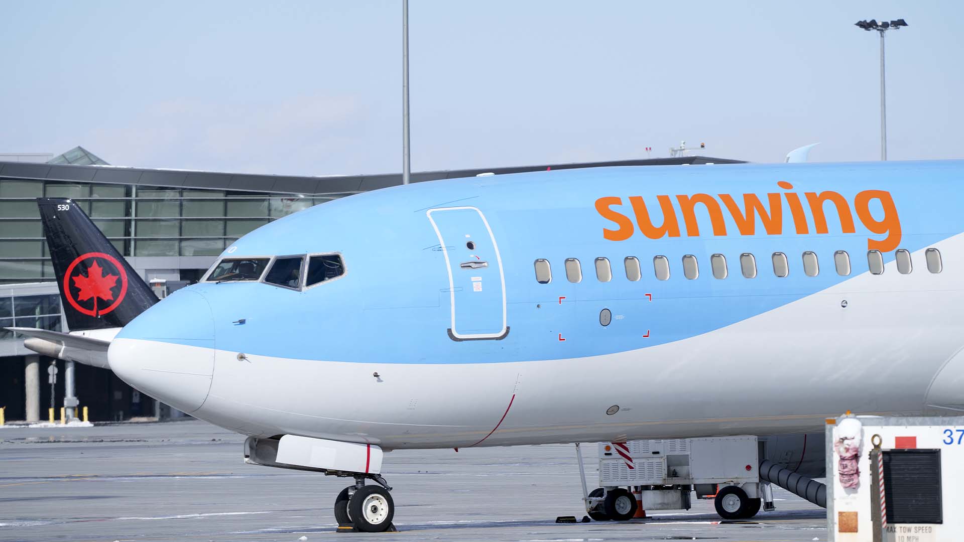 Un avion Sunwing est stationné à l'aéroport Montréal Trudeau à Montréal le mercredi 2 mars 2022.