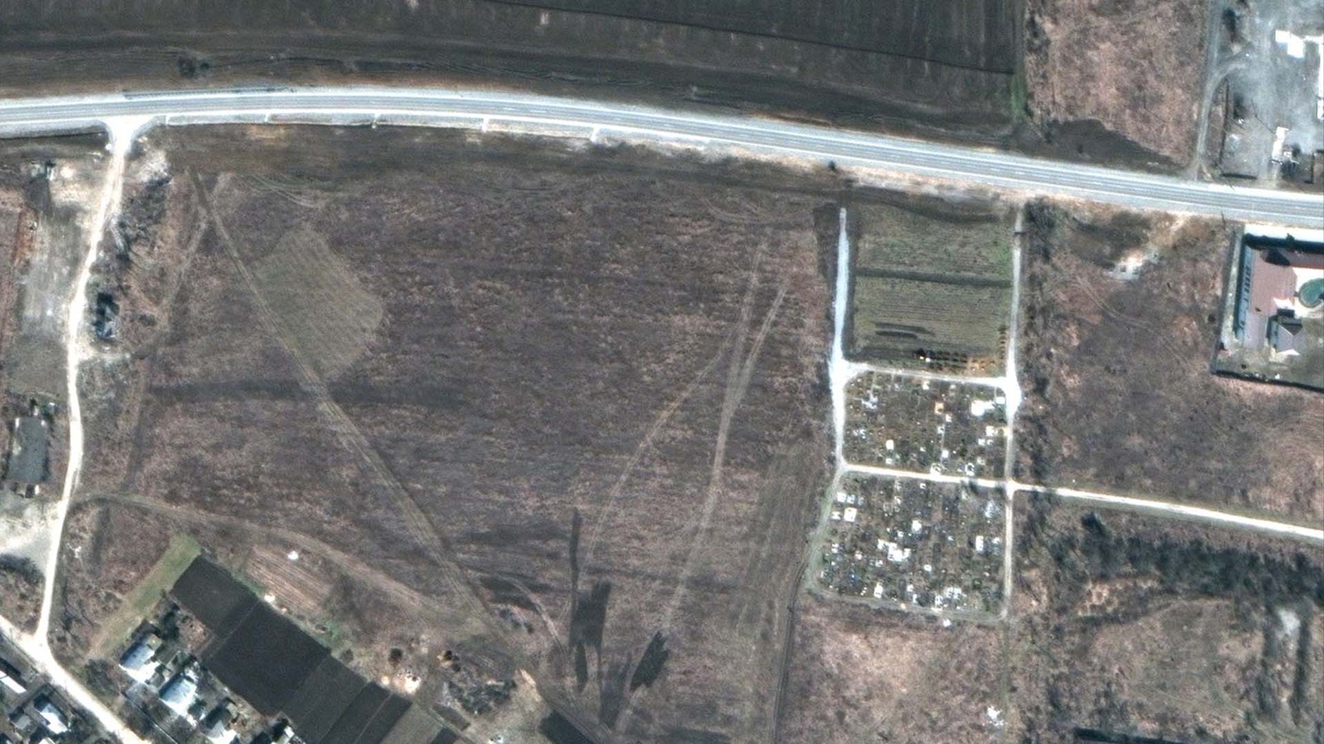 Les images satellitaires de Maxar Technologies montrent de longues rangées de monticules de terre s'étendent à partir d'un cimetière existant à Manhush, à l'extérieur de Marioupol.