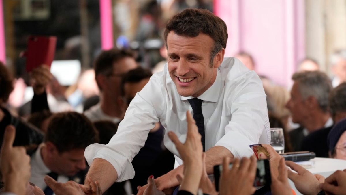 Le président Emmanuel Macron sert la main de ses partisans après son dernier discour de campagne, ce vendredi.