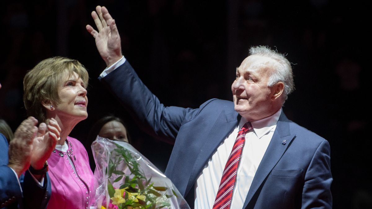 La légende du hockey Guy Lafleur, accompagné de sa femme Lise, salue la foule lors d'un évènement en son honneur à Québec, 2021.