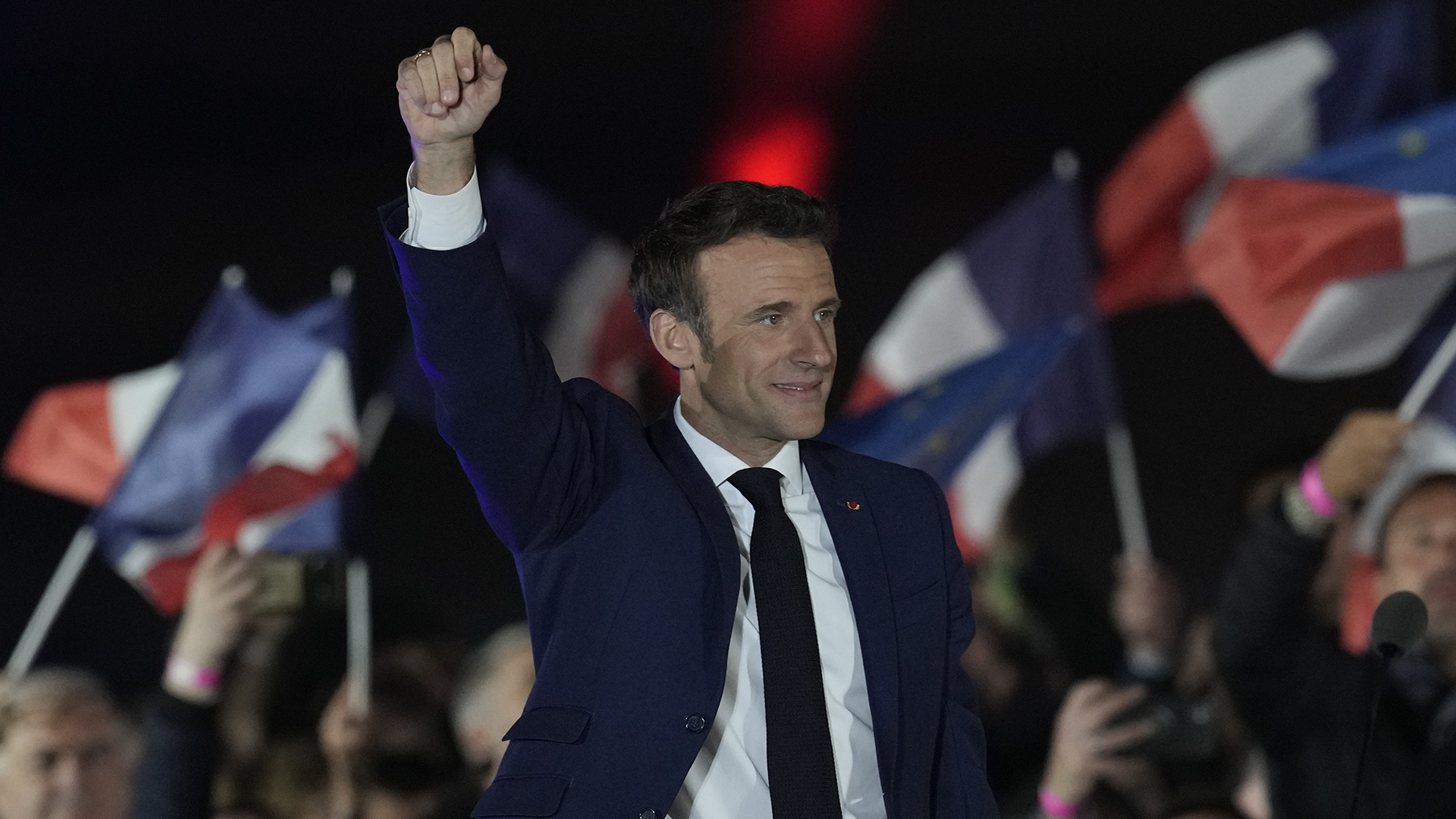 Le président français Emmanuel Macron célèbre sa victoire à l'élection présidentielle le 24 avril 2022.