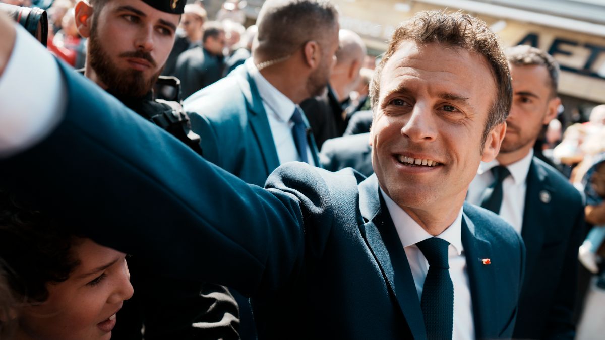 Le président Emmanuel Macron sert la main de ses partisans le jour de l'élection.