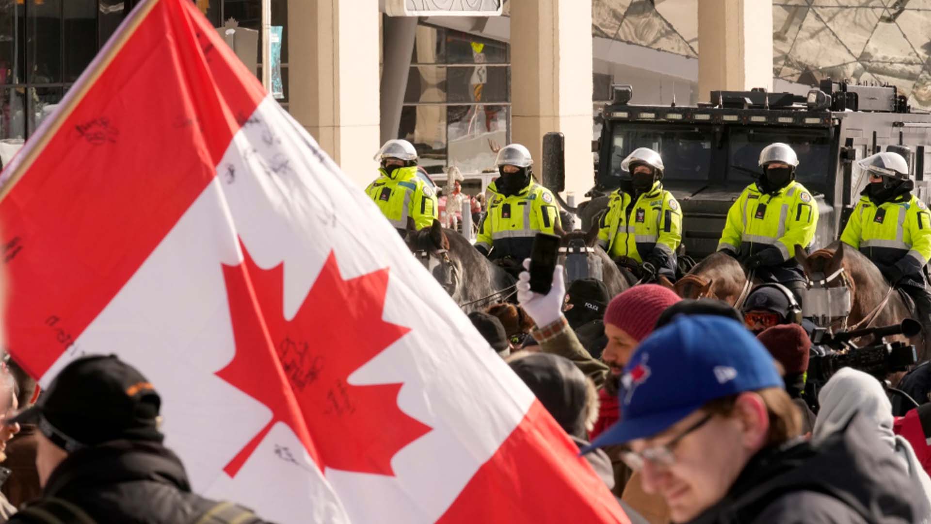 Des unités montées forment une ligne alors que la police travaille pour organiser une manifestation à Ottawa, le vendredi 18 février 2022 