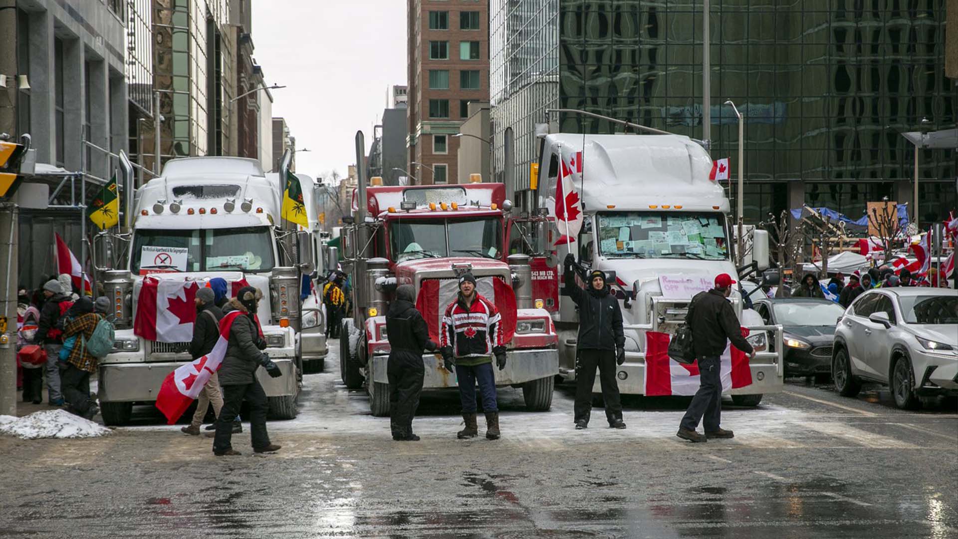 Le gouvernement du Canada a jusqu'à la fin de la journée de lundi pour confirmer qu’il y aura une enquête sur son utilisation de la Loi sur les mesures d'urgence lors des blocages de camionneurs aux postes frontaliers canadiens et dans le centre-ville d’Ottawa en février dernier.