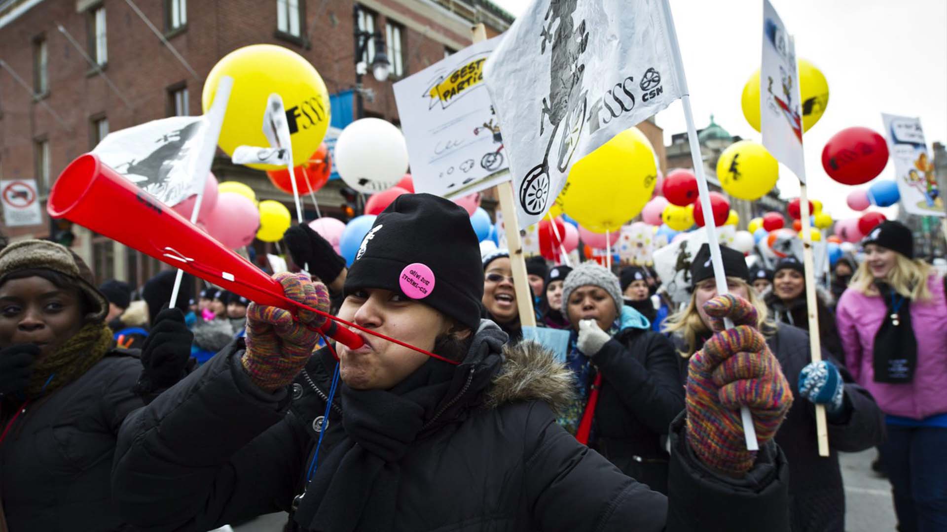 Des milliers de travailleuses et travailleurs en garderie en grève défilent dans les rues du centre-ville de Montréal le vendredi 10 février 2012 pour une journée de grève. Les éducatrices en garderie sont sans contrat depuis deux ans.
