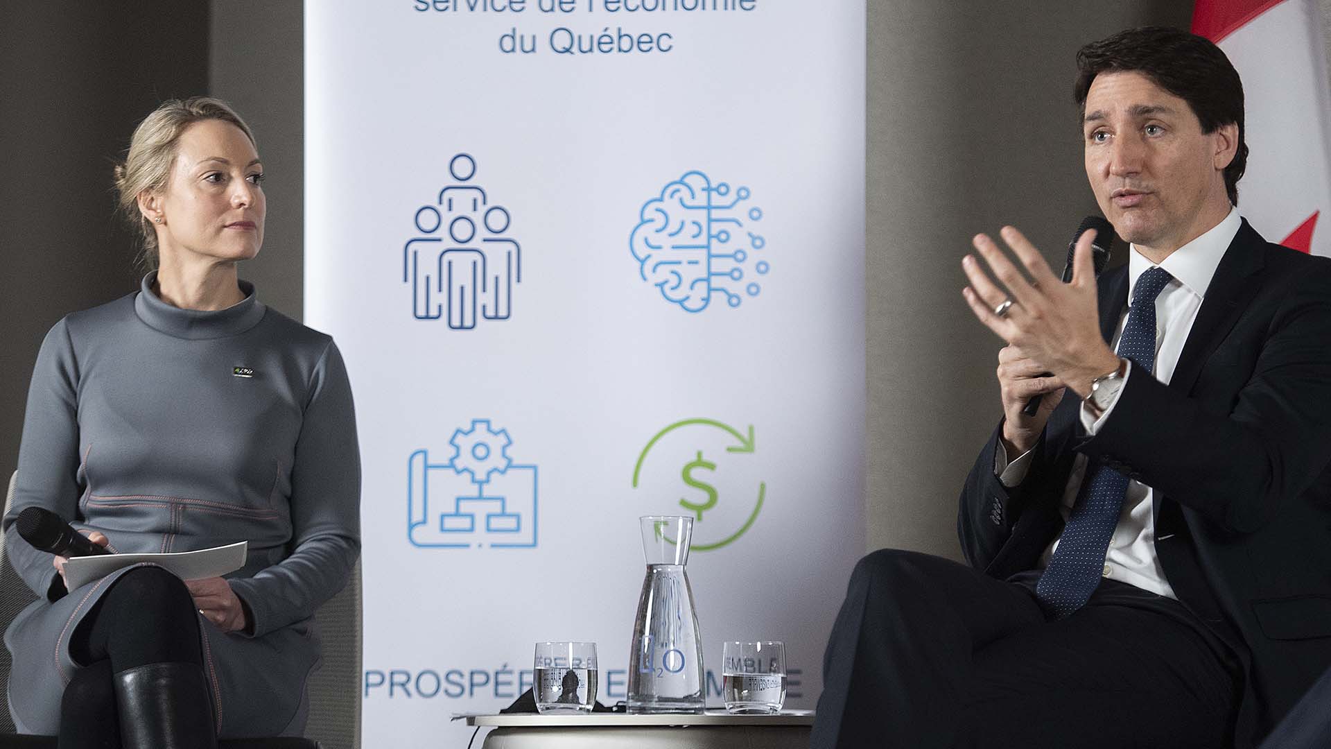 Le premier ministre Justin Trudeau s'adresse aux membres du Conseil du patronat du Québec en tant que présidente du conseil d'administration du CPQ. À sa droite, Emilie Dussault