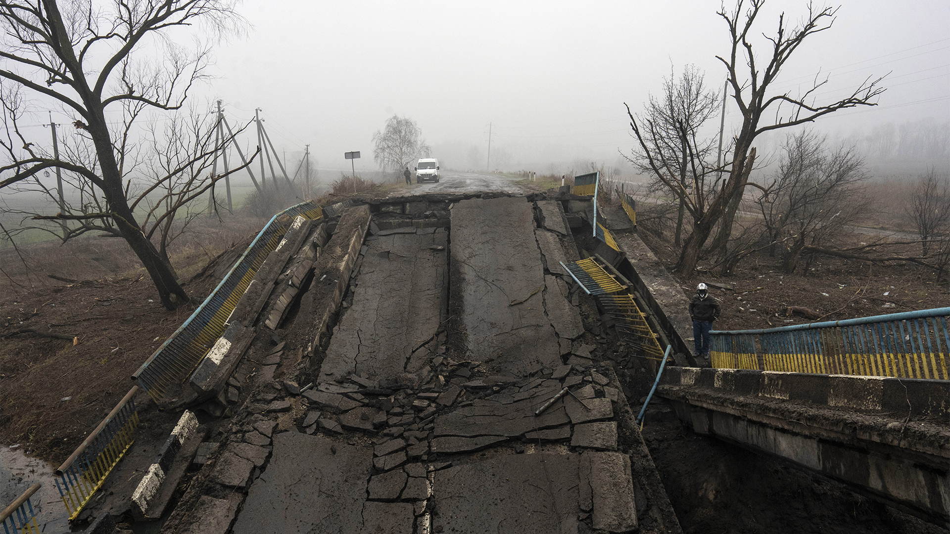 Un pont bombardé aux alentours de Kyiv