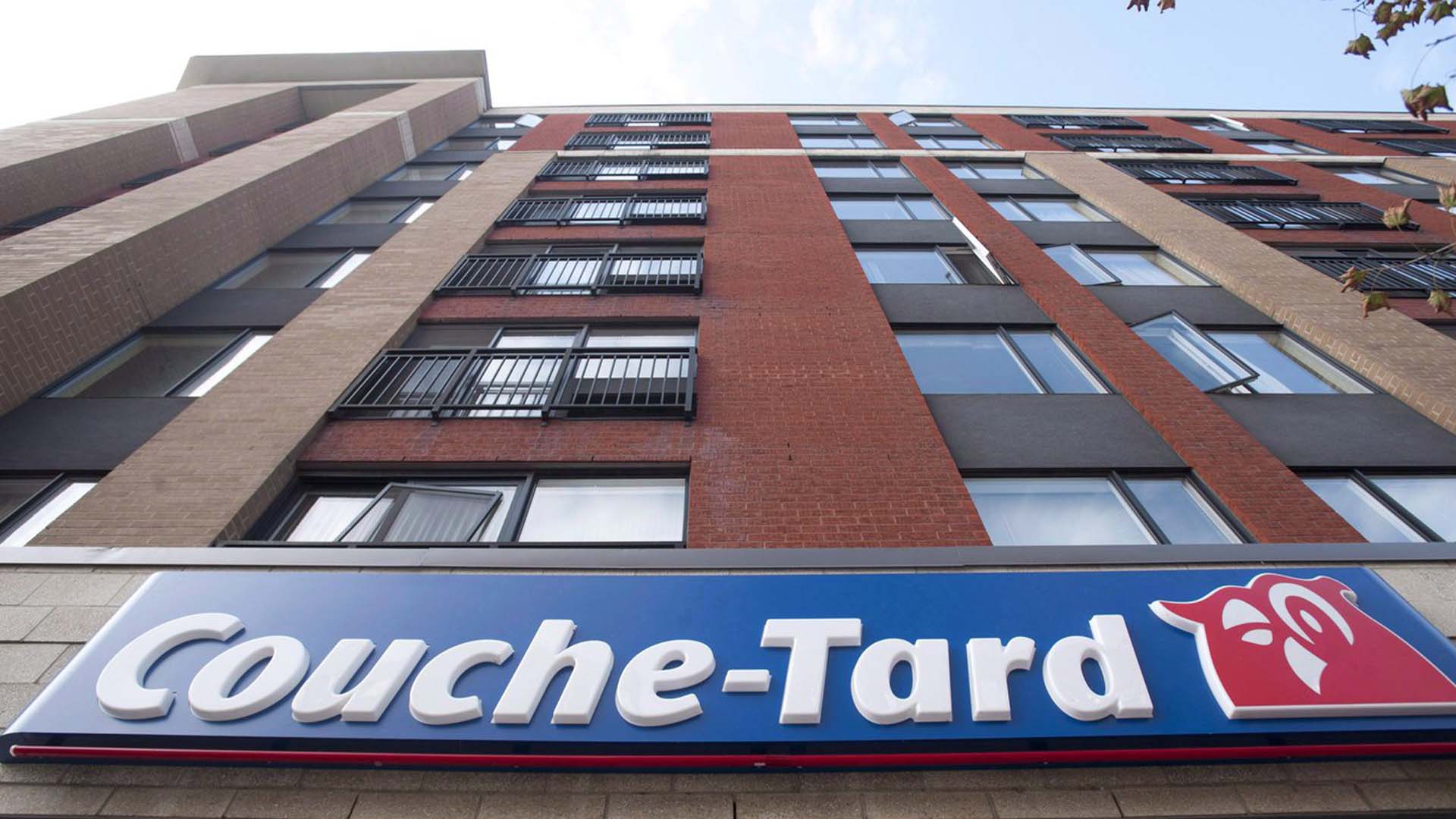 L'enseigne d'un dépanneur Couche-Tard est montrée à Montréal sur une photo d'archive du 5 octobre 2012.
