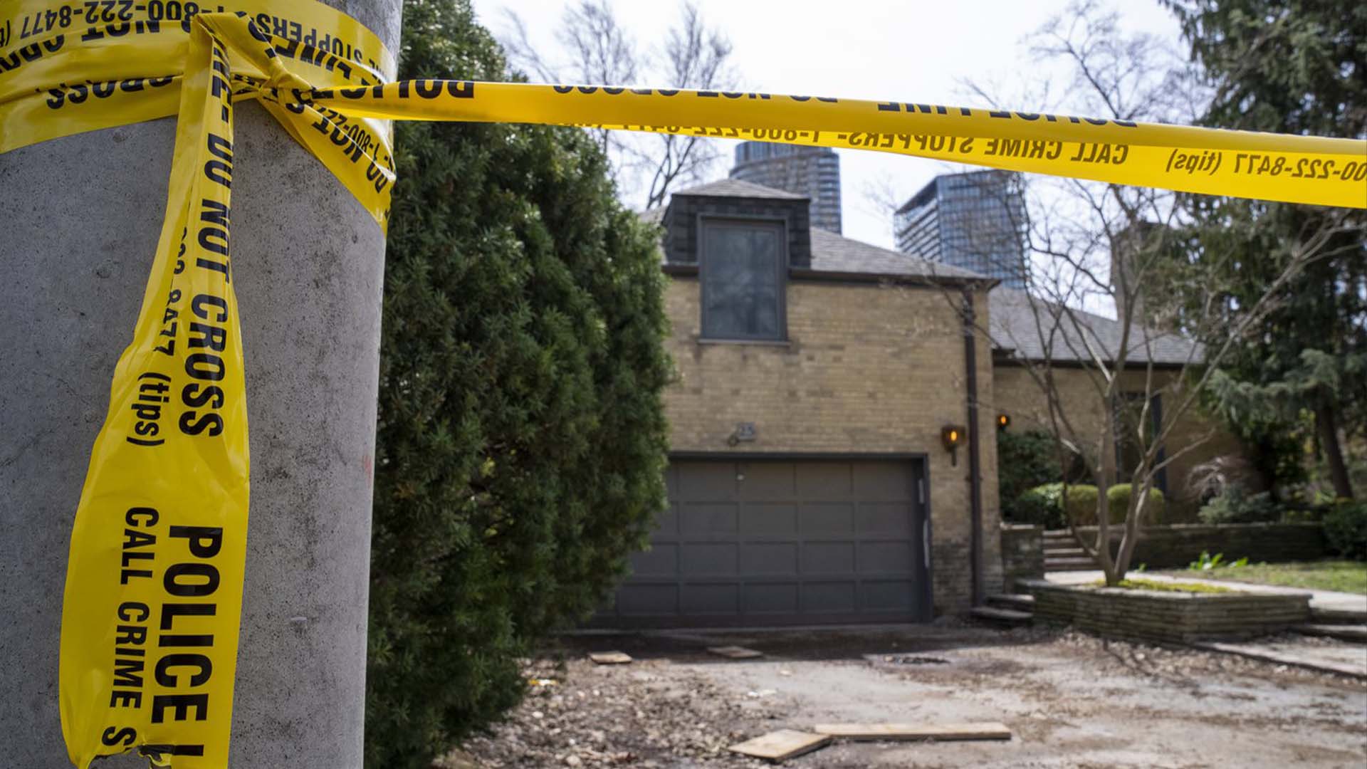 Un cordon policier entoure la propriété de Toronto où le cadavre d'une fillette a été trouvé.