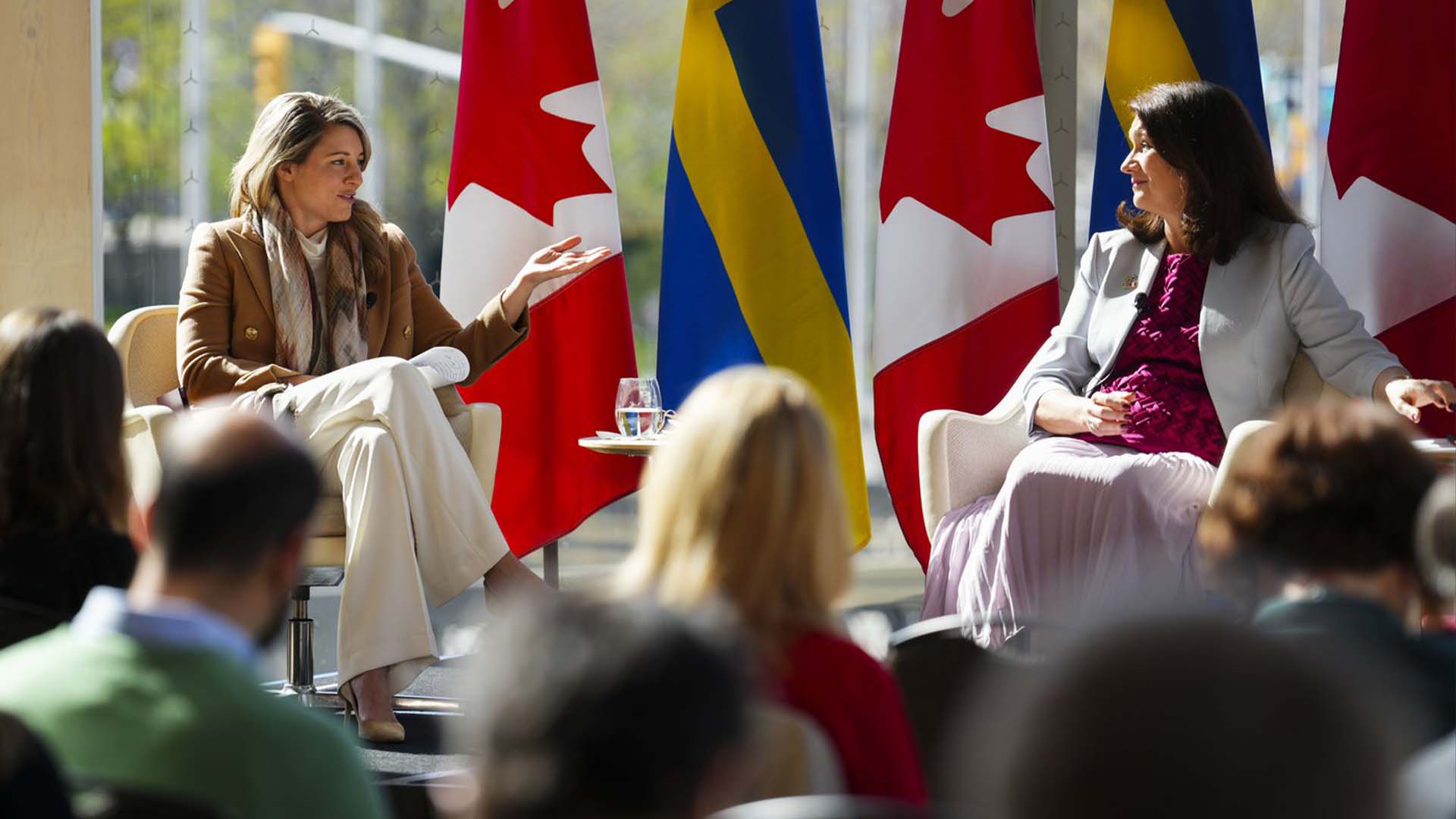 La ministre des Affaires étrangères Melanie Joly, à gauche, tient une discussion informelle avec la ministre des Affaires étrangères de la Suède, Ann Linde, intitulée « La Suède et le Canada : perspectives sur une approche féministe des défis mondiaux » à Ottawa, le jeudi 5 mai 2022.