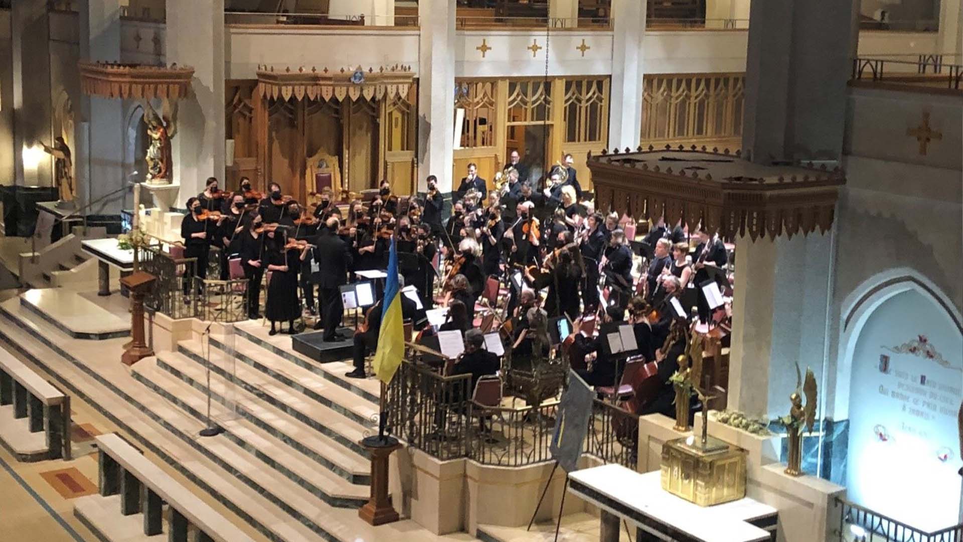 Dans une salle à pleine capacité, l’orchestre constitué de 75 musiciens bénévoles de la région était dirigé par le chef d’orchestre François Bernier.