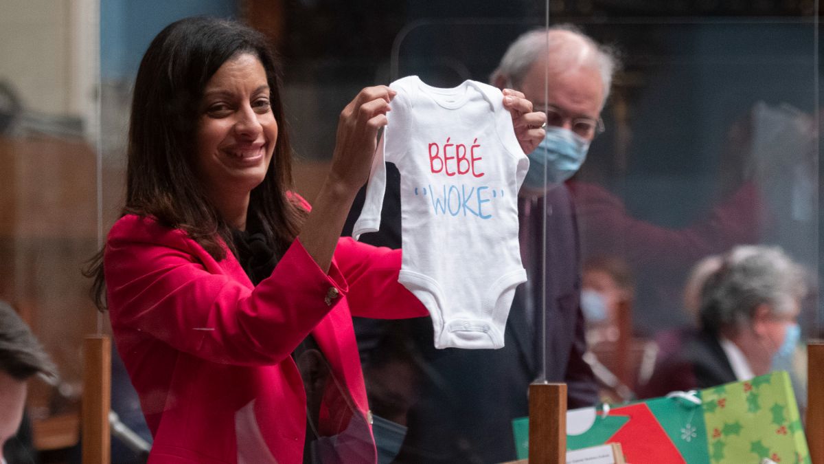 La cheffe libérale Dominique Anglage avait offert un chandail pour bébé au porte-parole de Québec solidaire avec l’inscription «bébé woke».