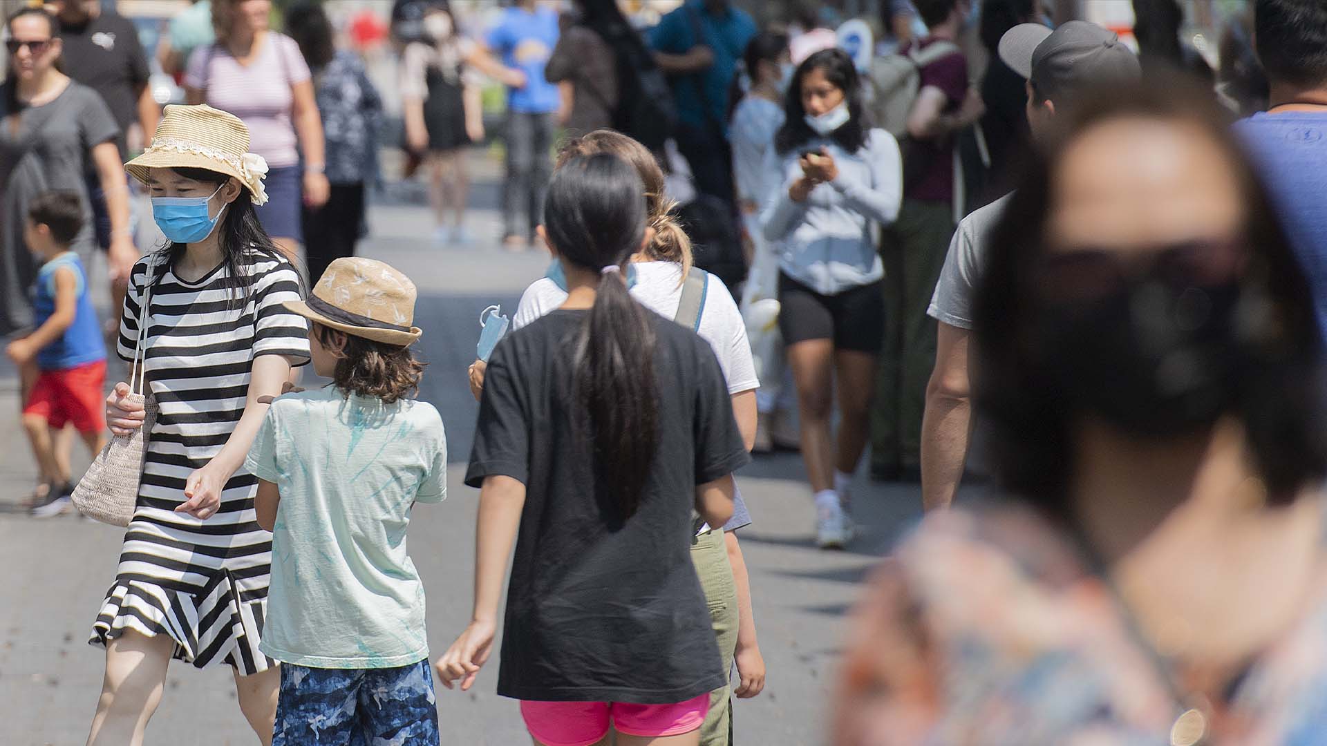 Les gens portent des masques faciaux lorsqu'ils marchent dans une rue de Montréal, le dimanche 8 août 2021, alors que la pandémie de COVID-19 se poursuit au Canada et dans le monde.